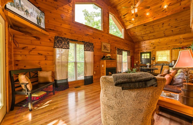 Gatlinburg/Pigeon Forge Area Secluded, Luxury Cabin, Hot Tub,Fireplace, King Bed