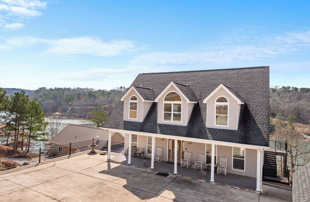 Generations Cove: 7 BR, 3.5 BA House in Cullman, Sleeps 19