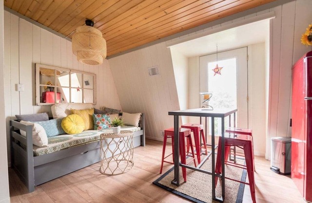 Geneva Beach House Como Suite |Easy Half Mile Walk to the Lake |Shared Backyard |Parking