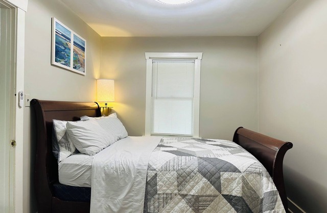Geneva Retreat – 4BR, Big Yard, Near Downtown, Shops, and Riverwalk