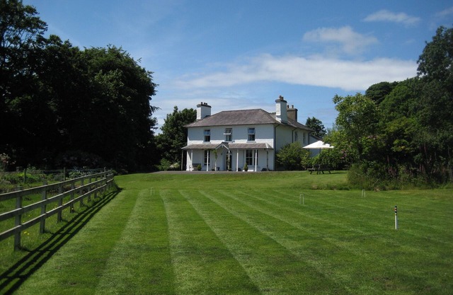 Georgian guesthouse for large families. Large garden, dog friendly.