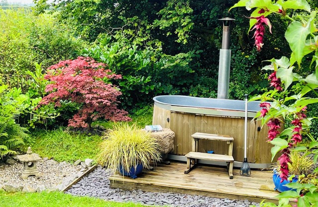 Ger y Nant: A Tranquil Hot Tub Retreat