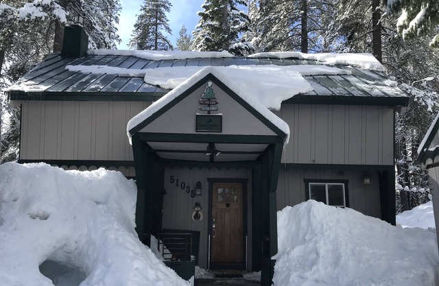get ready for LOTS of snow! Cozy cabin- private sled hill, close ski resorts