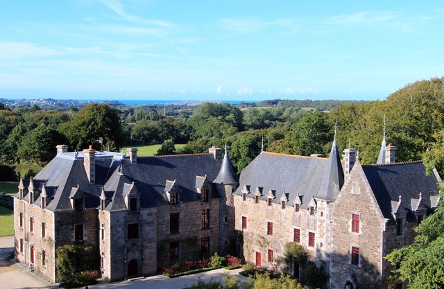 Get together with family and friends, up to 15 people, on the pink granite coast