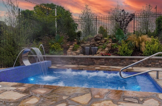 Getaway at the Highlands-Heated Pool/In ground Jacuzzi