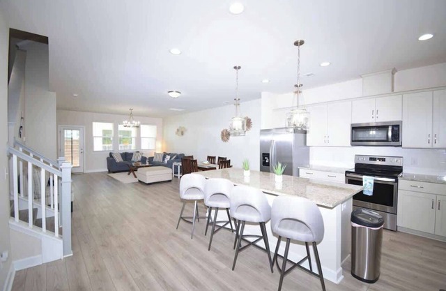 Getaway on McLernon - Top Notch Mid Term Stay