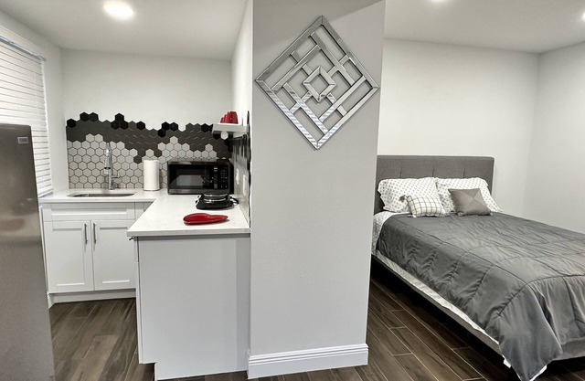 Getaway/Private Suite A, nTranquility 🏡 close to ✈️ beach, mall, park, zoo