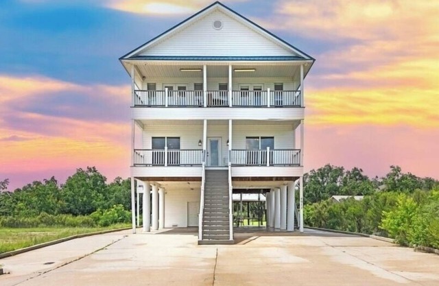 Getting Nauti by the Bay! 5 Bedrooms, Waterfront!