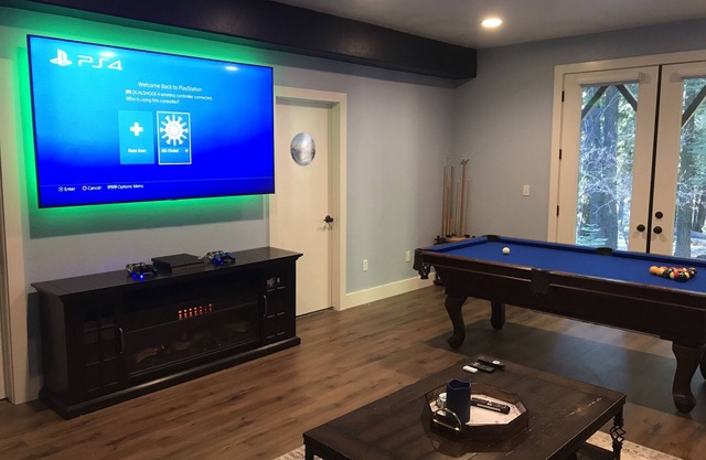 GG's Chalet - 6 Bedrooms, 4 Baths, movie theatre, jetted tub, and pool table!