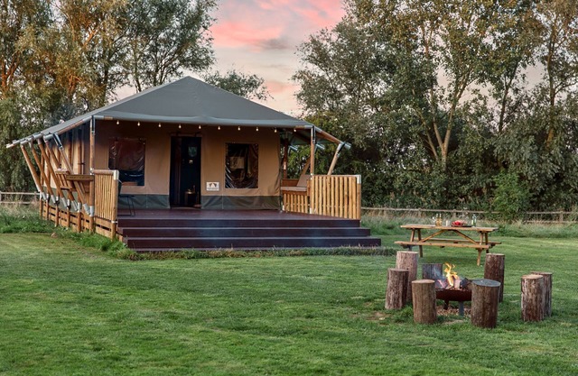 Giant Safari Lodge with Swimming Lake