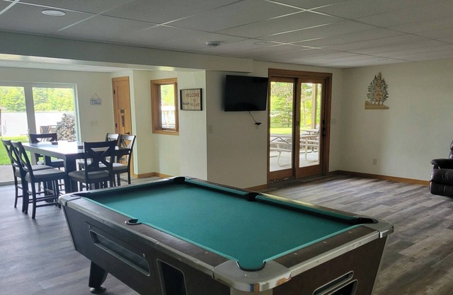 Gilkey Lake Escape, lake house connected to Crooked Lake