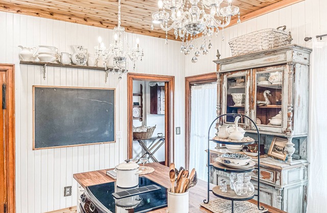 Gilmore Manor. Luxury Group Stay. Prime downtown location. 5 Min to Cedar Point.