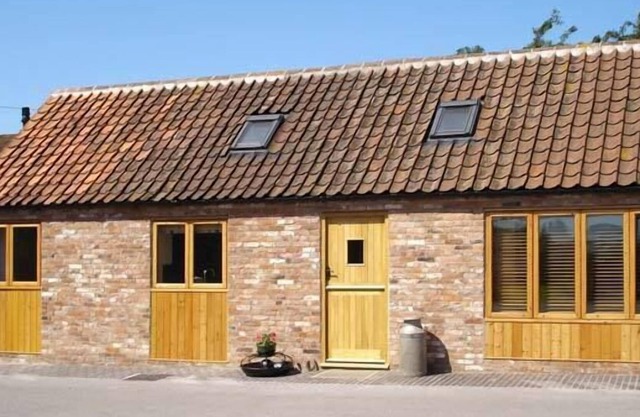 GINNY'S BARN, pet friendly, character holiday cottage in Askham