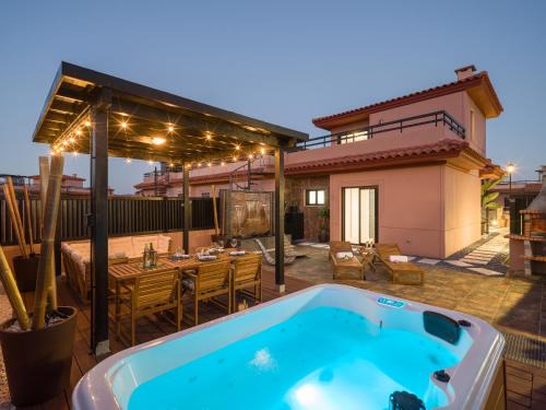 Giraud I - Luxurious secluded villa next to the sea