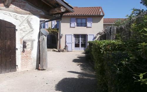 GITE DU ROY D'AMONT Plaine de l'Ain, Parking, Local vélo et table d'hôtes