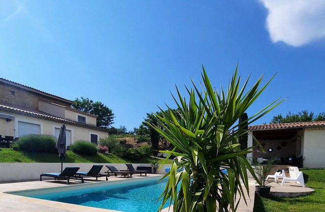Gîte 'Les Vignes', heated swimming pool, breathtaking view at the foot of Mt Ventoux