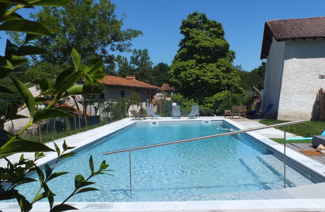 Gite rural "Félix" 9 pers. 4 bdr. with large handi-accessible saltwater swimming pool