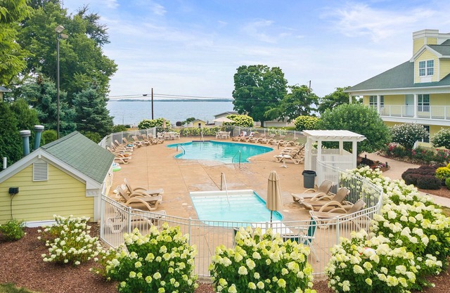 Glacier Suite at Kelley's Island Venture Resort
