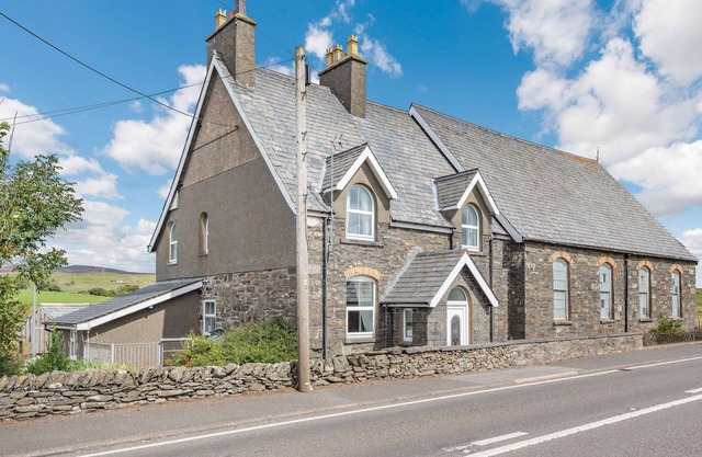 GLAN NUG, pet friendly, with open fire in Rhydlydan