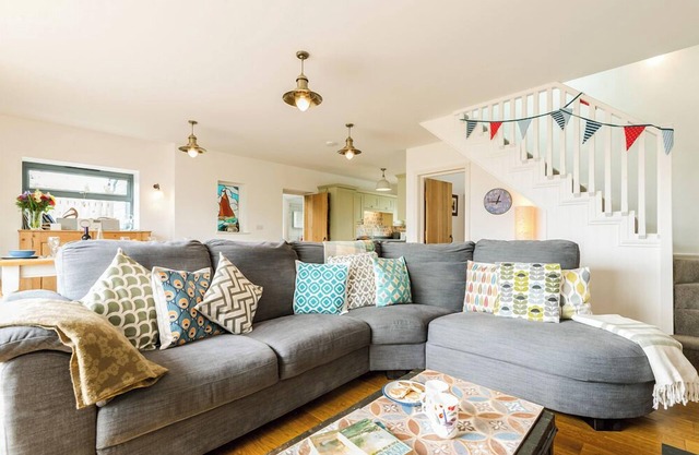 Glan y Mor, Holiday Home Freshwater East, Sleeps 6, 3 bedrooms, bathrooms