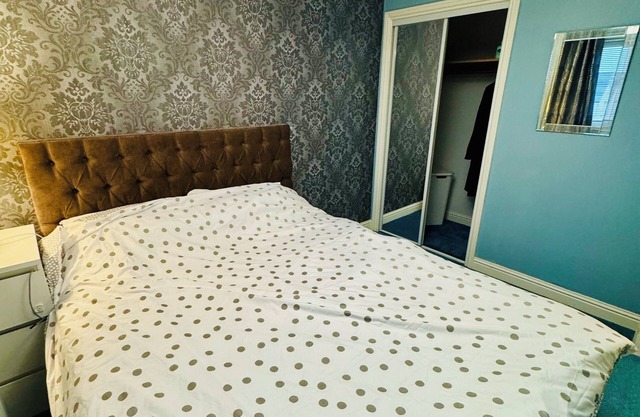Glasgow Guest House free 2 car parking nFree WIFi Main Door House