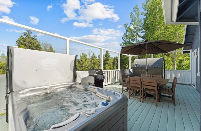 Glass House HotTub Sauna Putt Green Gym Amenities