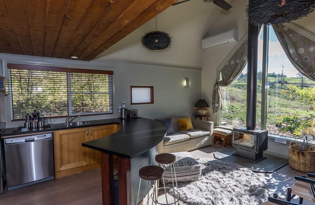 Glasshouse with log fire | pool | spa | near Bright | walk to shops restaurants