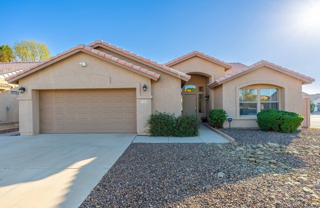 Glendale AZ, heated pool, 3 bed, 2 ba. Centrally located!