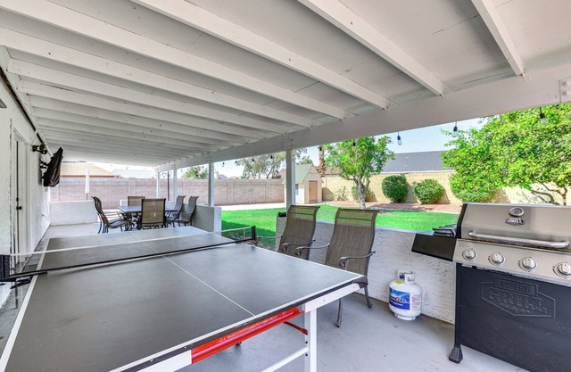 Glendale Home w/Pool, Basketball + BBQ!