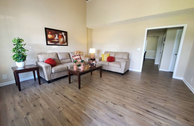 Glenmore-Quiet, home near EVERYTHING!