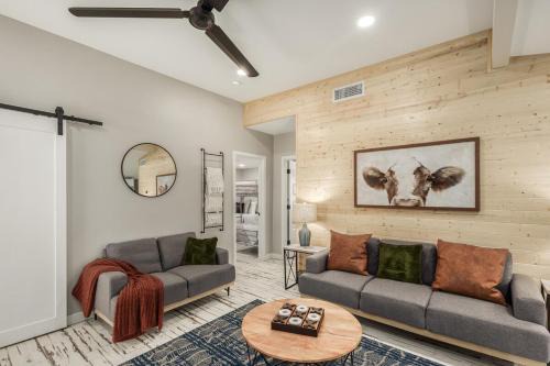 Glenwillow home - minutes from Cardinals Stadium!