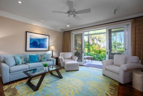 Glorious Beachfront High End Villa grass to sand