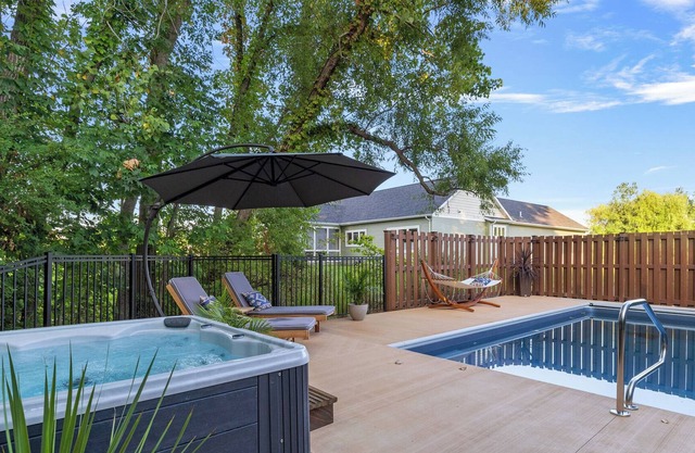 Glorious Getaway Retreat w/ Pool, Hot Tub and Pizza Oven!