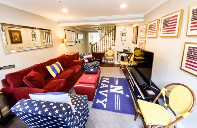 Go Navy! Steps to USNA, City Dock & Street Parking