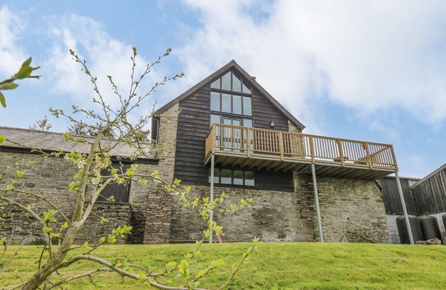 GOBLAEN BARN, pet friendly, character holiday cottage in Clyro