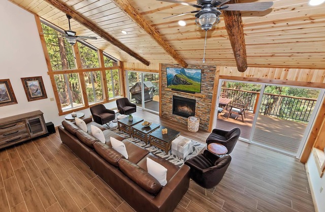 Gold Rush Lodge: Exceptional Location in Big Bear's Eagle Mountain Estates! Luxury 5 En Suite Bedrooms! EV Charger! Pet Friendly!