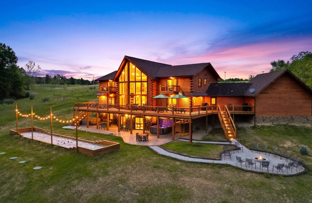 Golden Acres Lodge - 40 acres, trails, theater, pond, bocce, hot tub, starlink