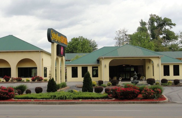 Golden Manor Inn & Suites