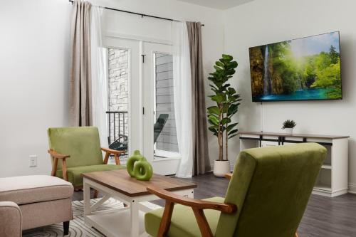 Golden Sun Spacious 1BR Pond View King Bed WFH Gym