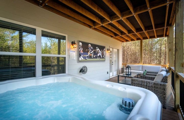 Golden Tee Haus Hot Tub Pool Table Screened in porch w/Fireplace Dog Friendly