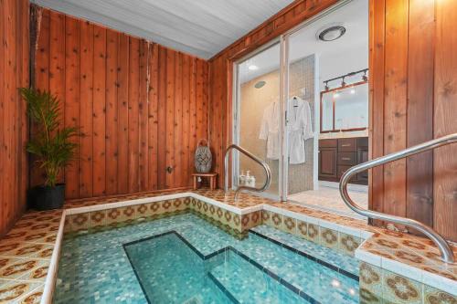 Golf Cart-Jacuzzi-Surfing Abode on Hutchinson Island