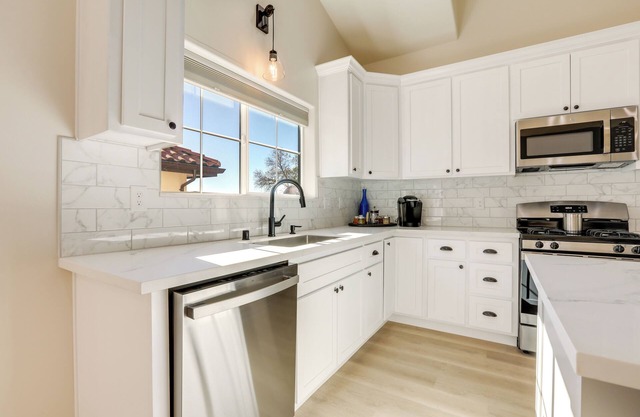 Golf Course Across Street: Modern Auburn Apartment