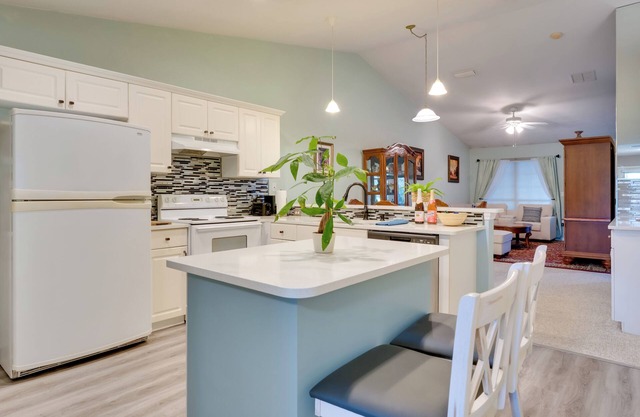 Golf Course Community Home Near Springs & Swimming