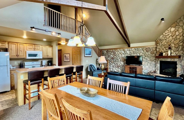 Golf Course Condo - Spacious 3 Bed, 3 Bath Condo with Hot tub, Sauna, & Pool