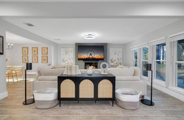 Golf Course Mansion-Pool-Massive TVs-Sonos surround sound-Sleeps 16+