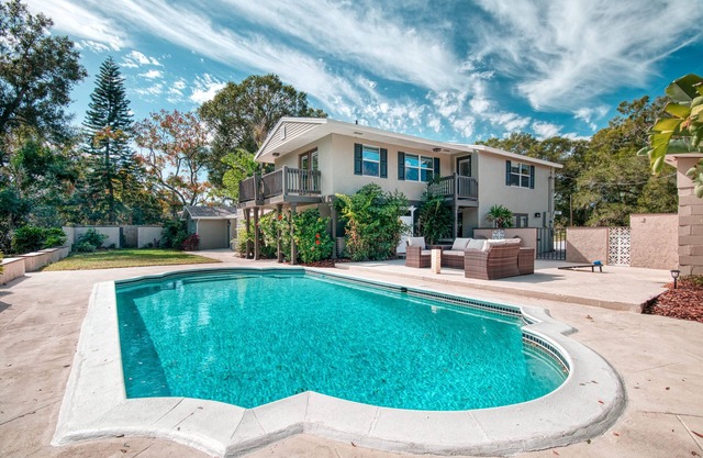 Golf Course View, Family Pool Retreat, Game Room! Near USF & Stadiums, Sleeps 14