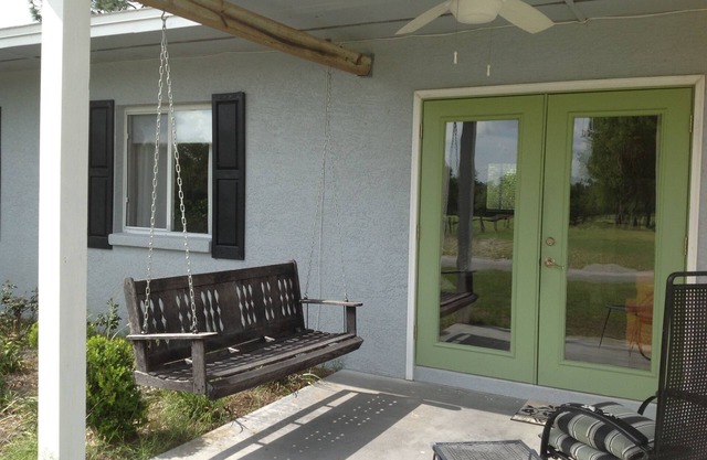 Golf Course View From The Front Porch and less than 2 miles from Rainbow River