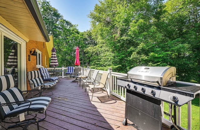 Golf Course Views & Games Galore - Vine Grove Gem!