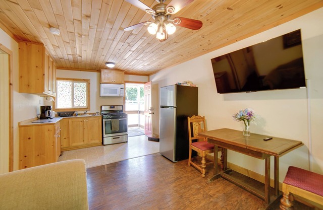 Golf & Hike: Cobb Mountain Cabin in Scenic Forest!