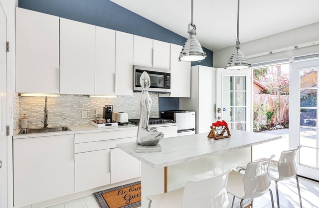 Golf, Shop & Hike: Sleek Rancho Mirage Studio